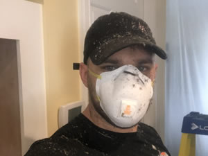 A manual worker with a face mask